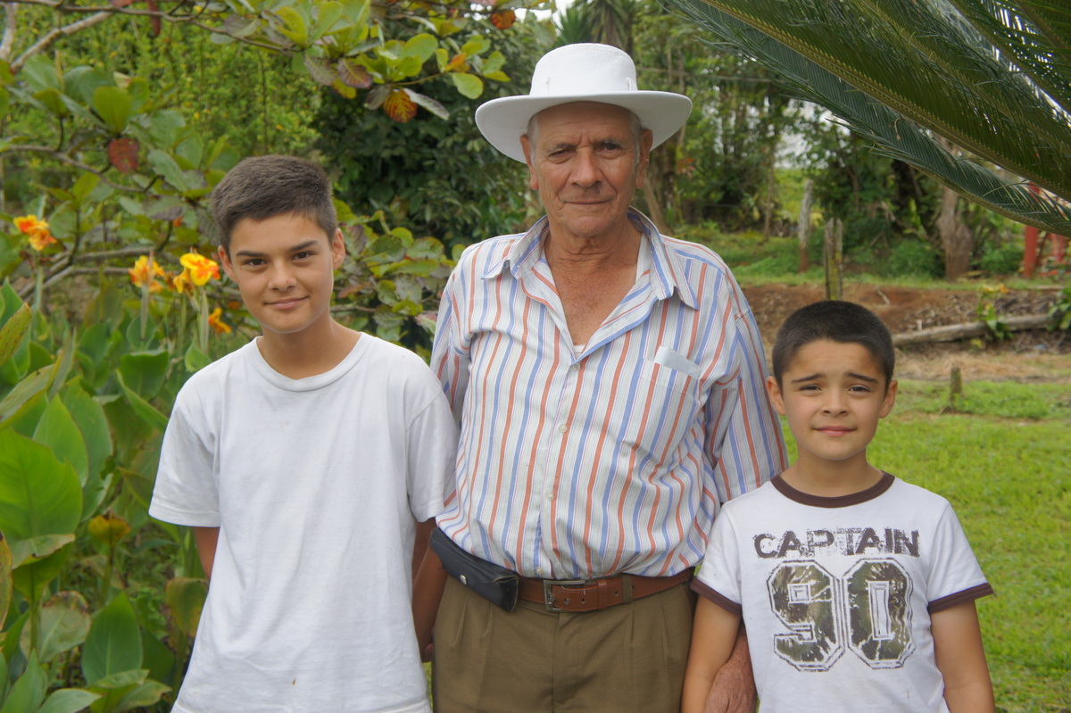 Don Elias con sus nietos Róger y David